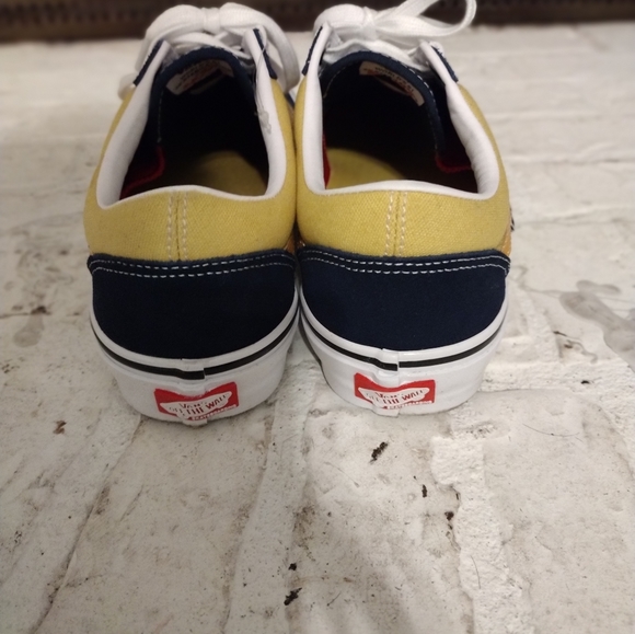 Vans - Picture 2 of 4